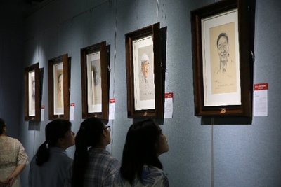 &ldquo;《共和國(guó)脊梁肖像展》走進(jìn)藝術(shù)瑞光&rdquo;活動(dòng)在鄭舉行
